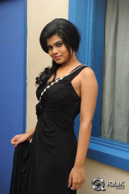 Alekhya-at-Anandham-Malli-Modalaindi-Audio-Launch